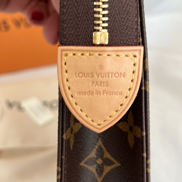 Louis Vuitton Monogram Toiletry 26 - Picture 6 of 11